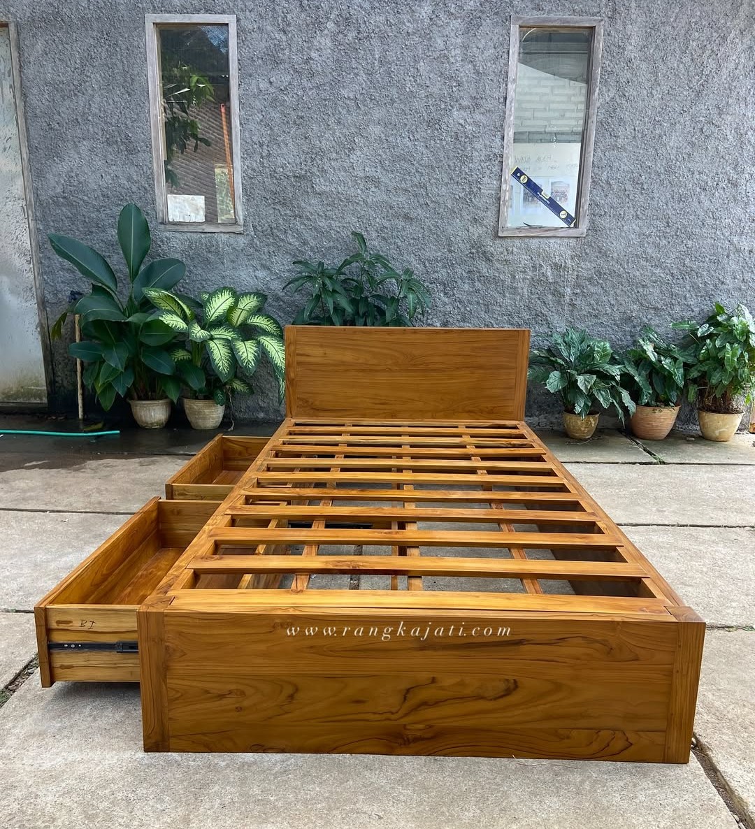 Natsuki Tempat Tidur Minimalis