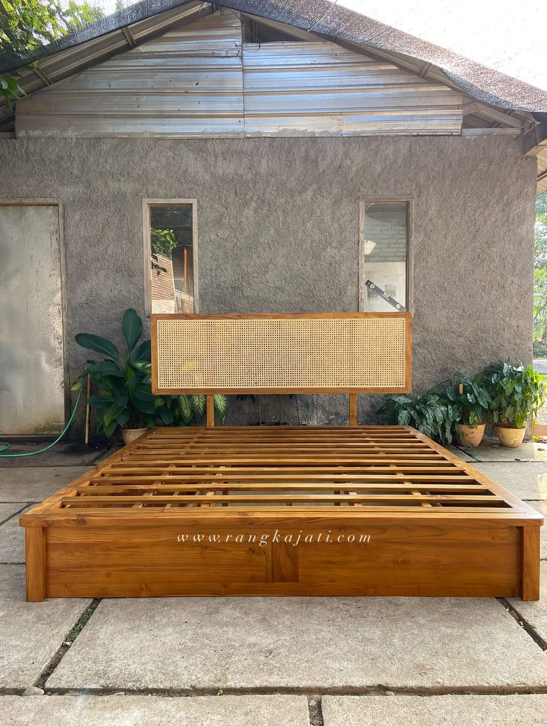 Narumi Tempat Tidur Minimalis